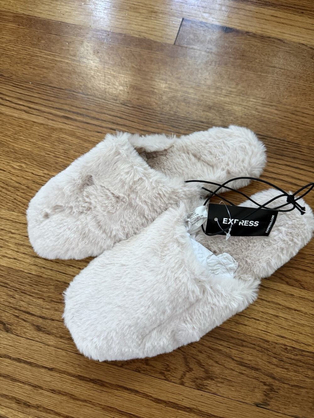 NWT Express Women’s Cream Faux Fur Slip-On House Slippers Size 7